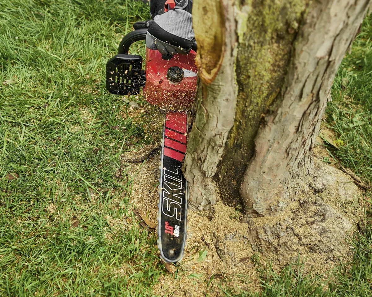 SKIL PWR CORE 40V 18-Inch Brushless Cordless Chainsaw, Battery Powered with Auto-Lubricating Chain, Electric Chainsaw with Tool-Less Chain Tensio 2623