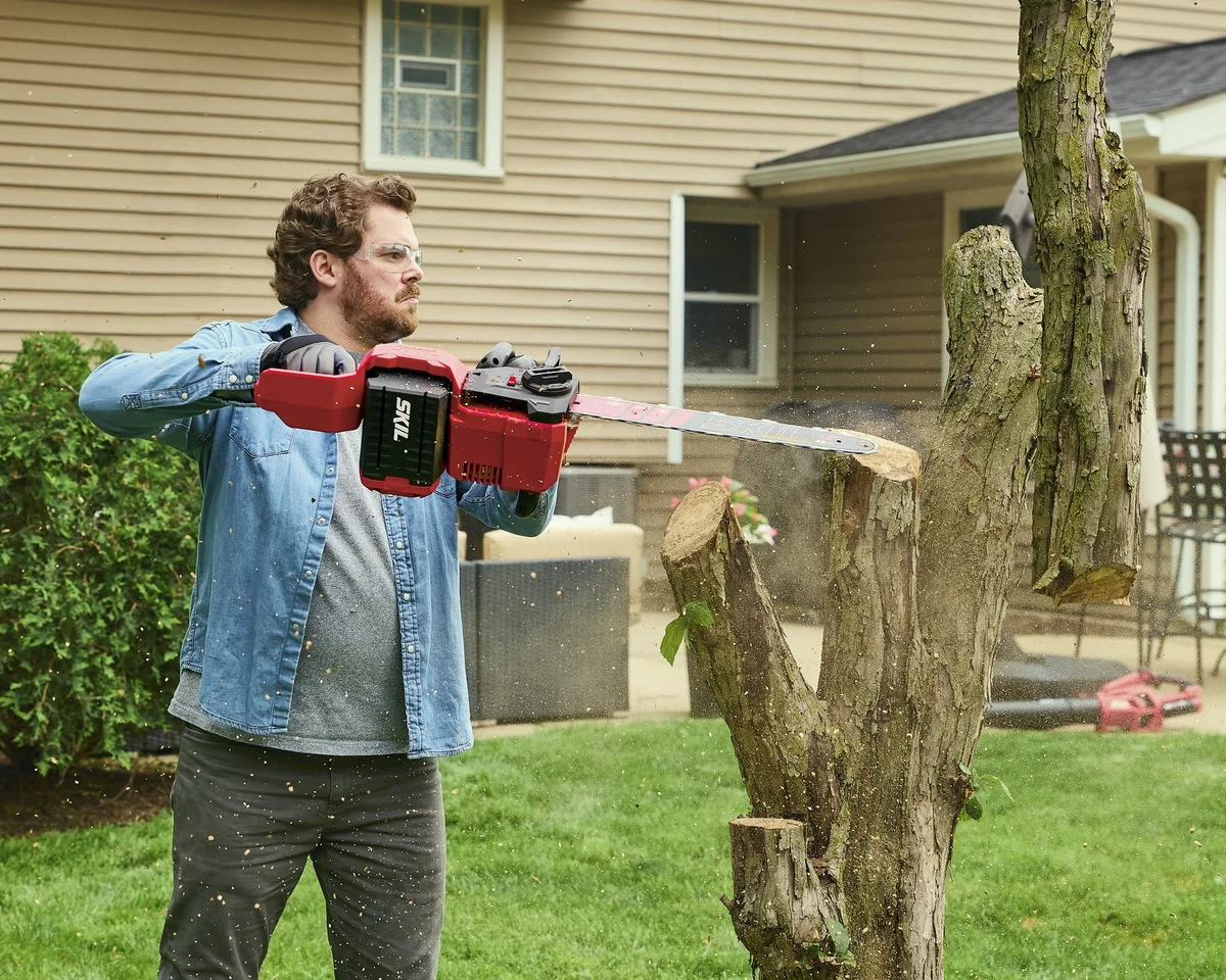SKIL PWR CORE 40V 18-Inch Brushless Cordless Chainsaw, Battery Powered with Auto-Lubricating Chain, Electric Chainsaw with Tool-Less Chain Tensio 2623