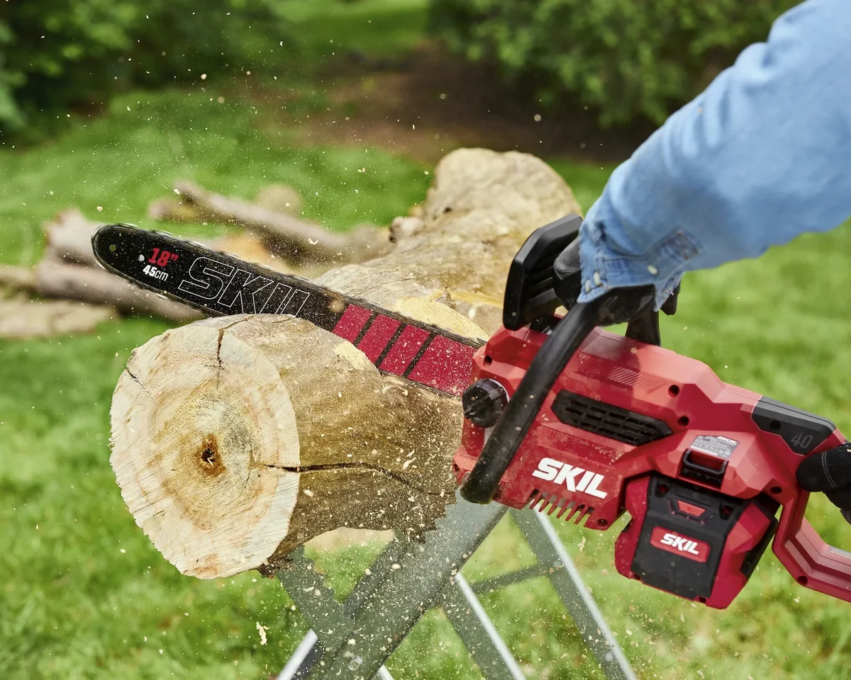 SKIL PWR CORE 40V 18-Inch Brushless Cordless Chainsaw, Battery Powered with Auto-Lubricating Chain, Electric Chainsaw with Tool-Less Chain Tensio 2623