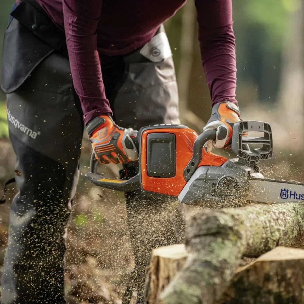 Husqvarna 970547511 Power Axe 225i 56V Lithium-Ion 14 in. Cordless Electric Chainsaw (2.5 Ah) 6362